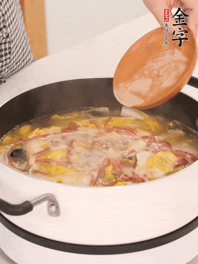 加適量的白胡椒調(diào)味。