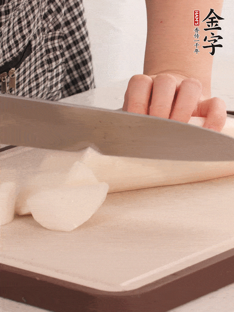 蘿卜切塊，火腿切片。