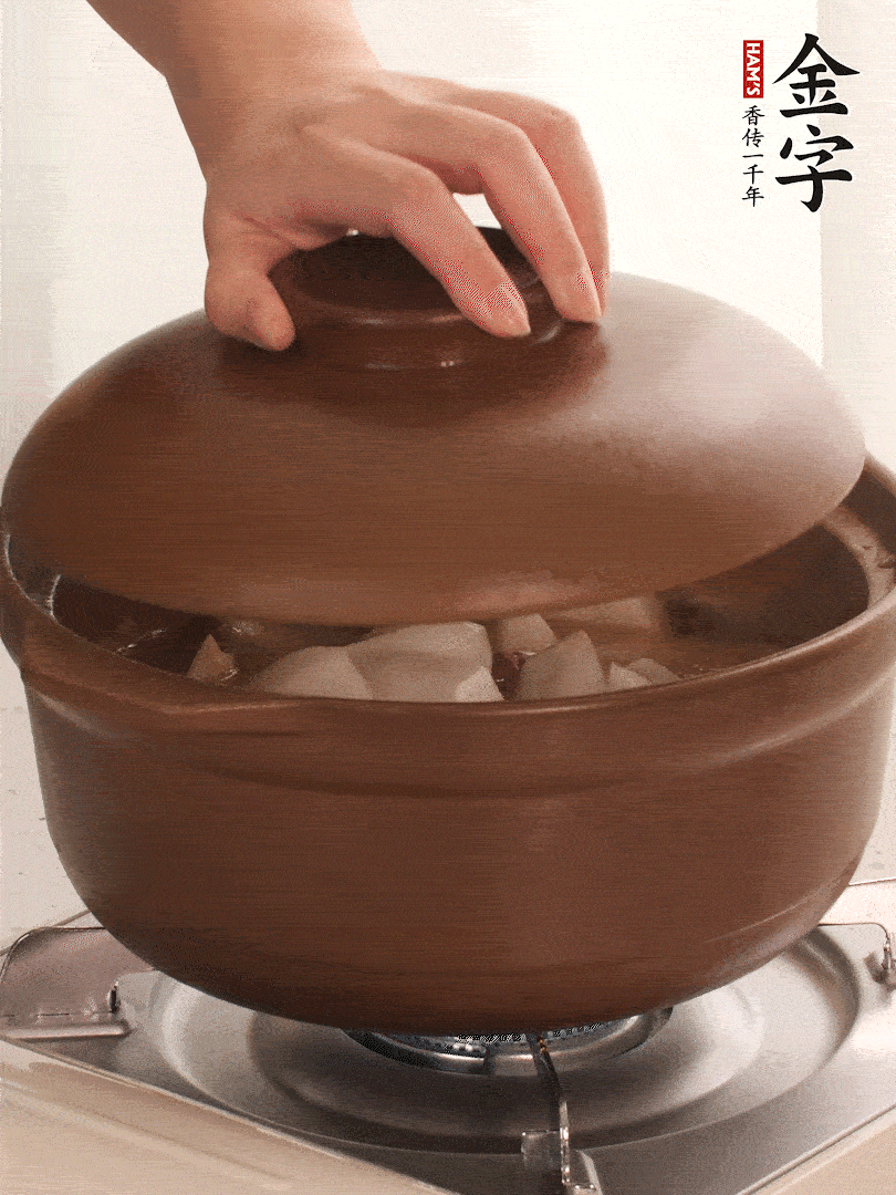 倒沒(méi)過(guò)食材的熱水，大火燒開(kāi)。蓋上蓋子轉(zhuǎn)中小火，燉15-20分鐘。等蘿卜煮到喜歡的軟爛度就可以關(guān)火。