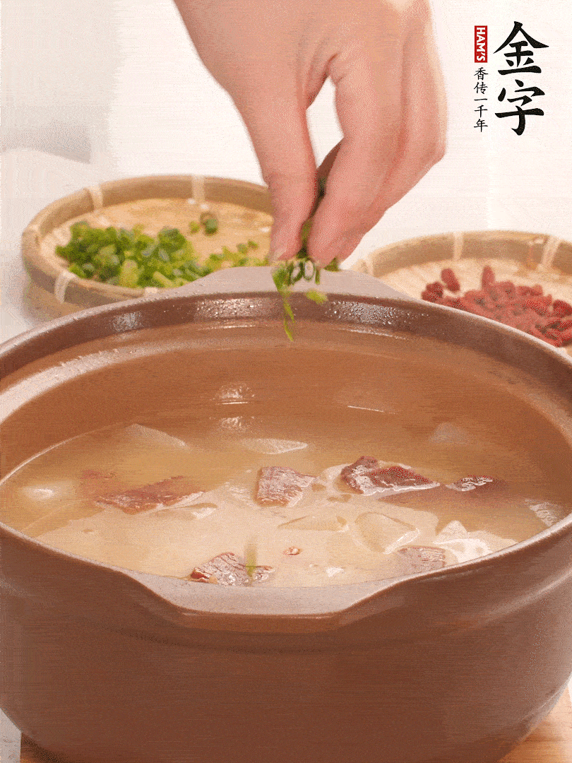 最后點(diǎn)綴點(diǎn)小蔥花、枸杞，增色提味。