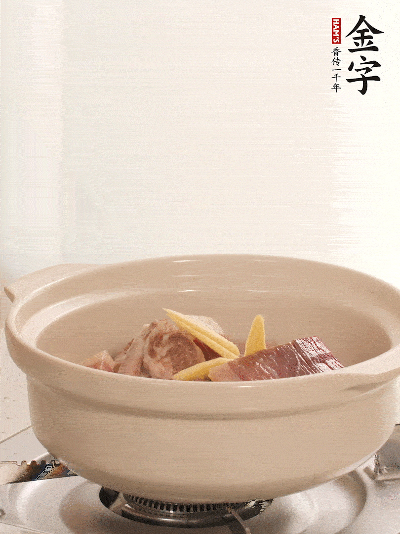 湯鍋放入排骨、火腿、姜，加適量水。煮開后轉小火燉40分鐘。