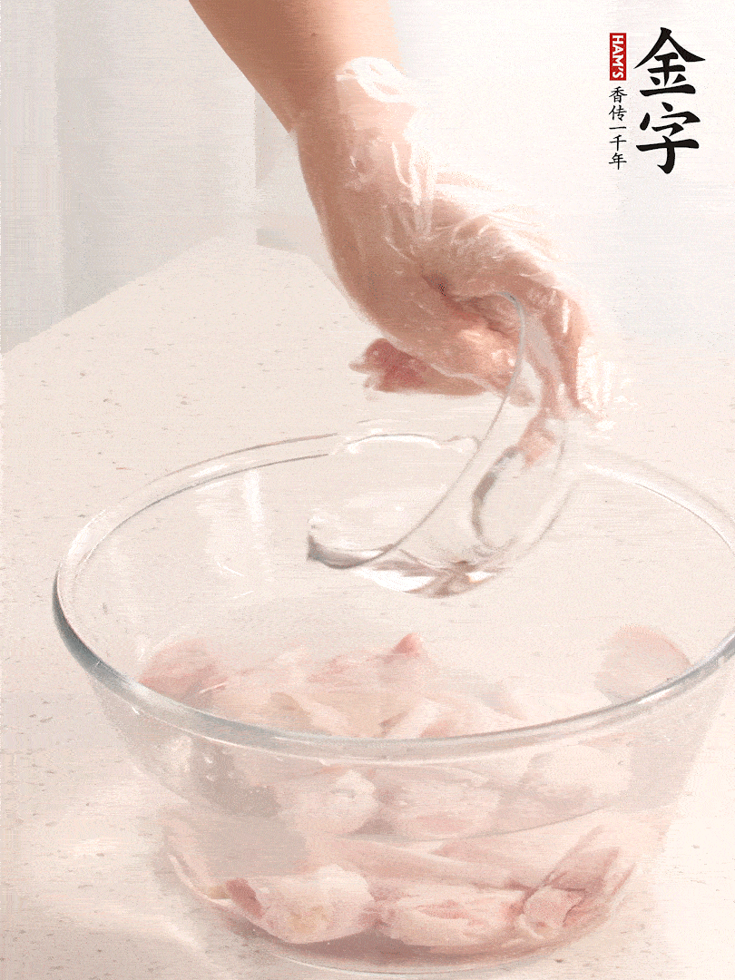 豬蹄除去雜毛、刮去油膩，斬成大塊，冷水浸泡半小時出血水，冷水下鍋，放入姜片、醋去腥，水燒開大約2分鐘，撈出。（白醋能夠讓豬蹄更白凈）