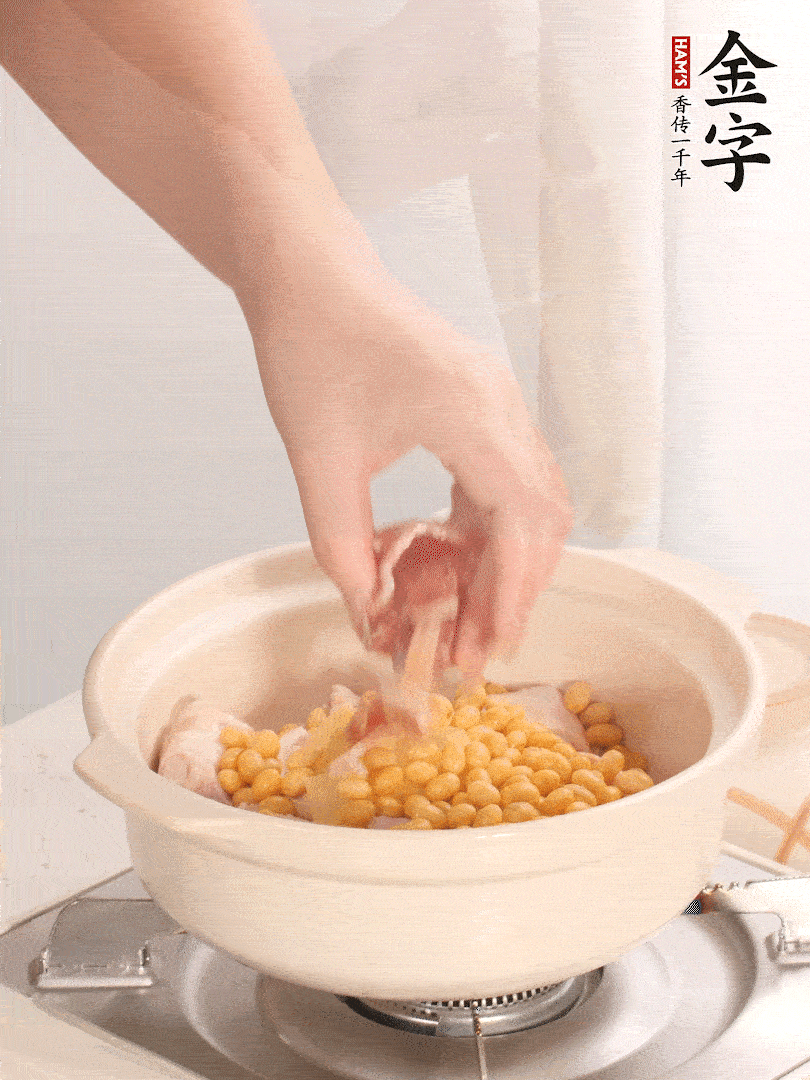 湯鍋放入豬蹄、姜片，加入黃豆、火腿，倒入足量的清水、適量料酒。