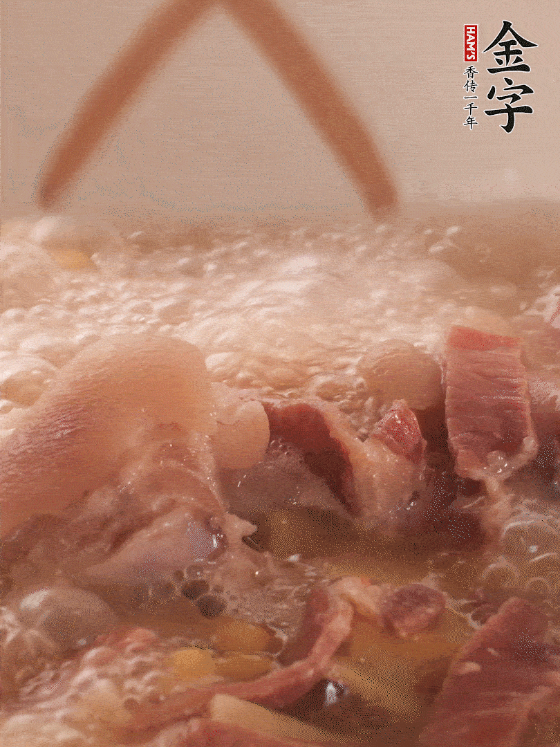 大火將水煮開后，蓋上鍋蓋，轉(zhuǎn)小火慢燉1個半小時。