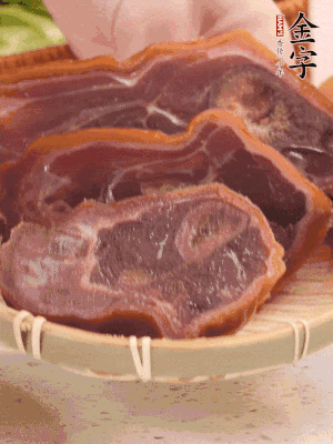 金字火腿蹄片溫水泡10分鐘。