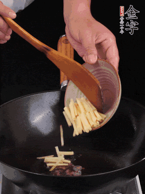 留少許余油，下姜絲、毛豆、火腿翻炒。