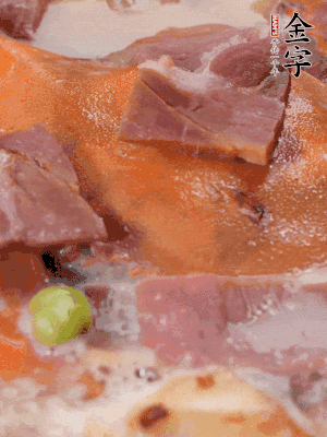 放適量料酒、清水煮到沸騰，再下蟹塊燜煮8分鐘。