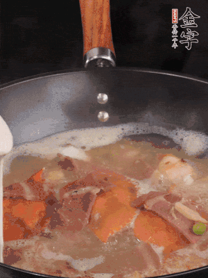 最后用面糊勾芡，燒至收汁，出鍋前撒點蔥段。