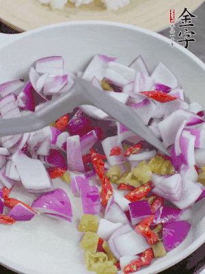 冷鍋熱油，下洋蔥、小米辣、泡椒，炒出香味。