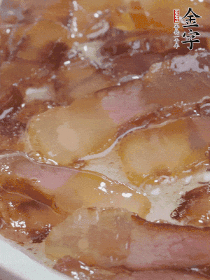 油5成熱，醬油肉煸香。