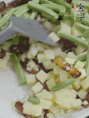 下蒜末、豆角、土豆塊翻炒。