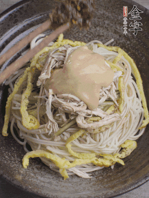 生抽1勺、醋1勺、芝麻醬1勺、金字火腿大師醬1勺。