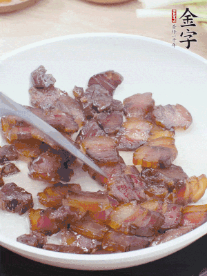 熱鍋少油，醬油肉煸出油脂，盛出。