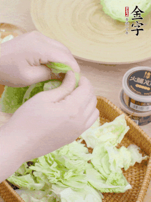 卷心菜掰成小片。