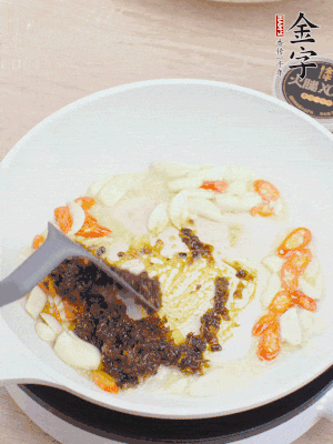 豬油下鍋，爆香蒜片、金字火腿XO醬。