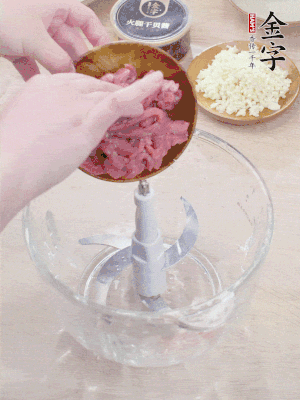 江南野筍干浸泡至軟；豬五花肉切薄片；腐皮改刀切成長(zhǎng)方形。