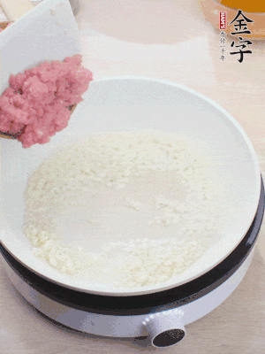 鍋內(nèi)熱油，蒜泥、牛肉泥炒至酥香。