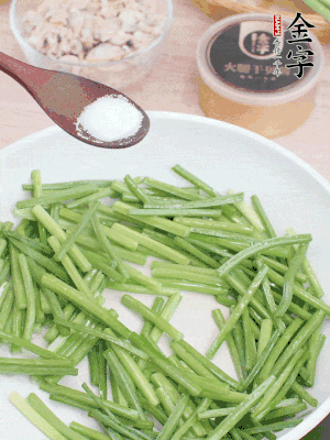 起鍋熱油，下韭菜苔炒至變色。加少許鹽。