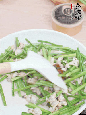 再下花蛤肉、1勺金字火腿干貝醬翻炒攪勻。