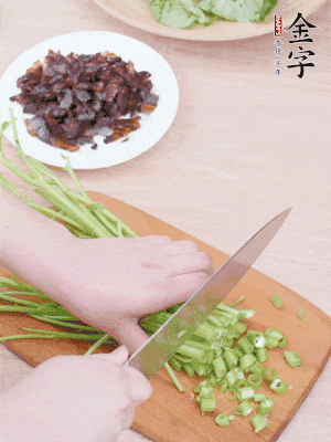 空心菜摘掉葉子，菜梗切成丁。