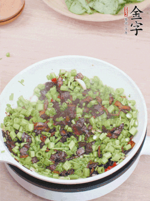 1勺生抽、1勺蠔油、1點(diǎn)點(diǎn)白糖調(diào)味。