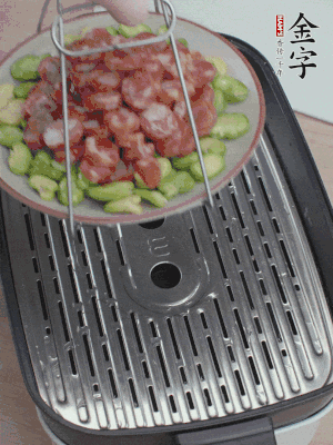 蠶豆鋪底，香腸鋪上，上鍋蒸15分鐘。