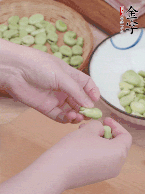 蠶豆剝殼，去掉豆衣，切碎。