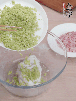 糯米粉邊揉邊加水，成團(tuán)后揉進(jìn)蠶豆、咸肉。
