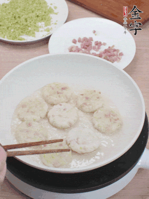 鍋中涼油，慢煎至兩面有脆殼。（油可以多一點）