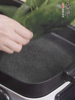 粽葉入沸水煮1分鐘，翻面再煮1分鐘，清洗干凈加水浸泡。