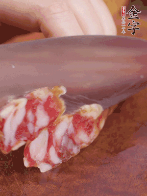 金字香腸斜切成大片。