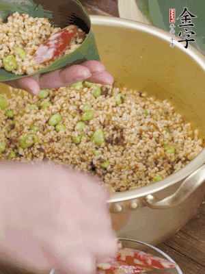 兩片粽葉1/2處葉尾相疊，中間卷成圓錐后裝入餡料。