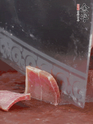 取金字火腿塊150g，切成薄片。生姜切片。