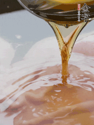 洗凈后冷水下鍋，加黃酒焯水。