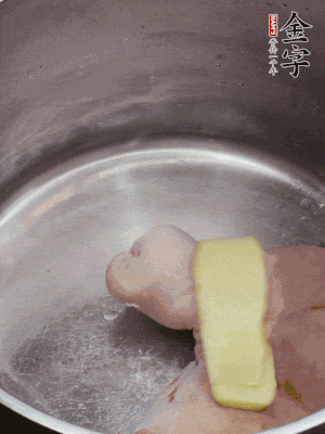 撈出洗凈后，加蔥姜、黃酒二遍焯水。