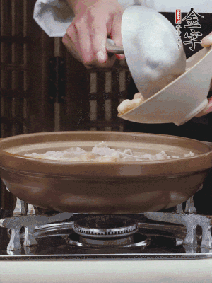 燜煮30分鐘，下花生、紅棗煮5分鐘。（花生提前預(yù)煮15分鐘）