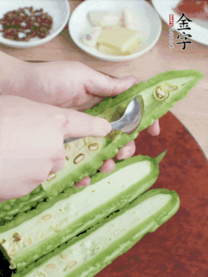 苦瓜去籽切薄片，一點鹽拌勻，10分鐘后沖洗控干。香蔥切蔥花、姜切末、蒜拍碎、干辣椒切圈。