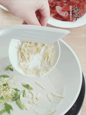 油4成熱，下蔥姜蒜、干辣椒、花椒煸出香味。