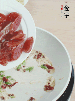 放香腸、苦瓜快速翻炒。