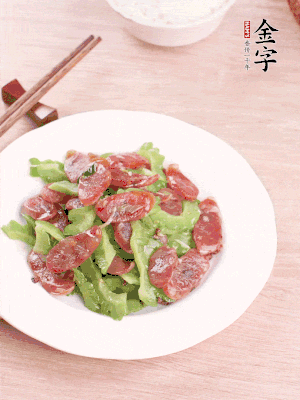 一小撮糖調(diào)味。