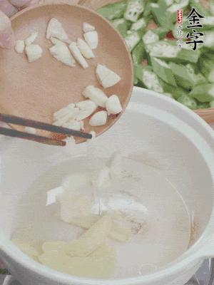 砂煲熱油，姜蒜、辣椒煸香。