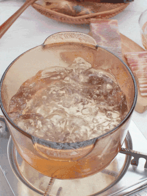 春筍切片焯水3分鐘，去除草酸澀味。