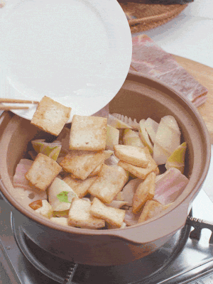 依次下春筍、豆腐，開水沒過食材。