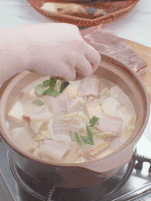 一小撮鹽、糖、雞精調(diào)味，最后撒點(diǎn)蒜葉點(diǎn)綴。