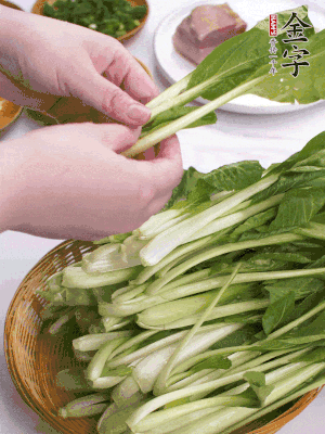 小青菜掰成一片片。