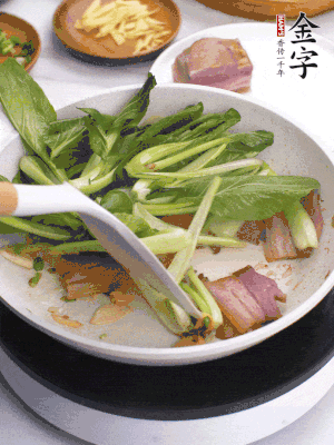 下小青菜翻炒，菜梆子變軟時，撒一點鹽、雞精調(diào)味。