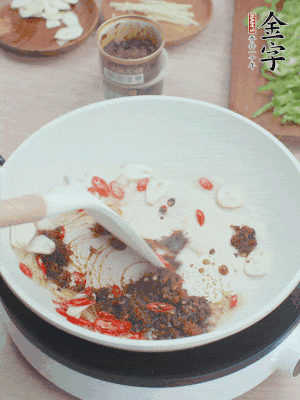 熱鍋涼油，姜蒜、辣椒、金字火腿xo醬炒香。