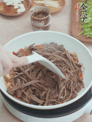 下茶樹菇煸炒4分鐘。