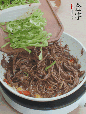 水分煸干，下青椒絲快炒1分鐘。