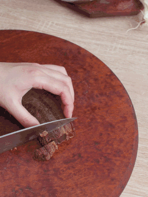 金字臘肉水煮15分鐘，切片。